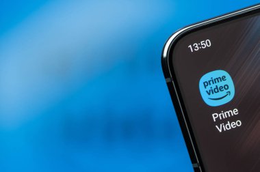 New York, ABD - 20 Ağustos 2023: Akıllı telefon ekran makrosu üzerinde bulanık logo arka planına sahip Amazon ana video simgesi uygulaması