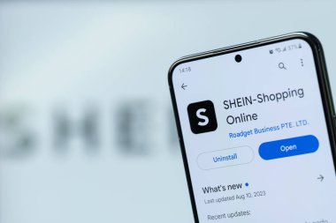 New York, ABD - 20 Ağustos 2023: Akıllı telefon ekranındaki google mağazası uygulamasında Shein alışverişi bulanık logo arka planına yakın çekim