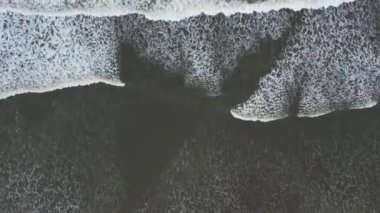 Üst dron görünümünün üzerinde okyanus beyaz dalga dokusu arkaplanı