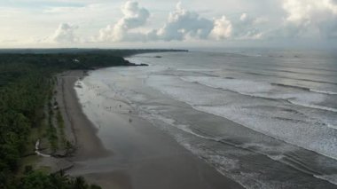 Tropikal otel yakınlarındaki sahil şeridi İHA hava aracı manzaralı.
