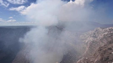 Masaya volkan krateri Nikaragua panoramasında büyük bir duman ile ortaya çıktı.
