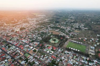 Güneşli bir günde futbol sahası hava aracı manzaralı küçük bir şehir.