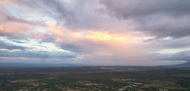 Turuncu renkli gün batımı hava aracı görüntüsü