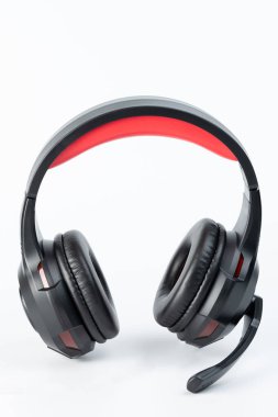 Beyaz stüdyo arka planında izole edilmiş mikrofon siyah kulaklıklı kablosuz kulaklık.