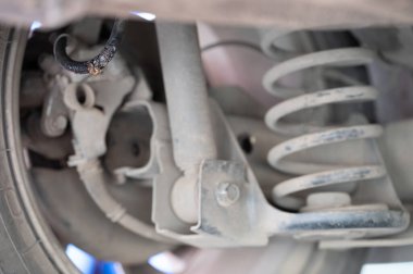 Araç makrosu altında araba fren sızdıran boru yakın görüntüsü