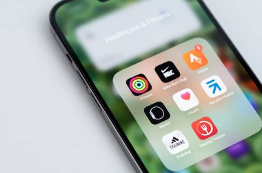 New York, ABD - 14 Mayıs 2023: iphone menüsündeki sağlık ve zindelik uygulaması akıllı telefon ekranında kapatın