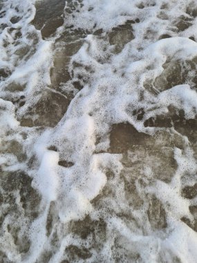 Deniz suyu dokusunda beyaz köpük makro yakın görünüm