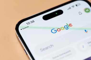 New York, ABD - 28 Ocak 2022: Akıllı telefon ekranında Google arama kullanılıyor