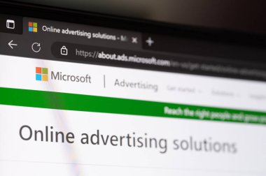 New York, ABD - 23 Ocak 2022: Microsoft adson bilgisayar ekranında çevrimiçi reklam çözümleri
