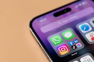 New York, ABD - 28 Ocak 2022: Akıllı telefon ekranında iPhone 14 'te sosyal medya uygulamaları kullanmak