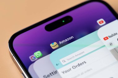 New York, ABD - 28 Ocak 2022: Akıllı telefon ekranında iPhone 14 profesyoneli ile Amazon dükkanından alışveriş