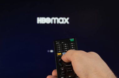 New York, ABD - 21 Şubat 2023: TV 'de uzaktan kumandayla HBOMAX yayın platformunu oynatın