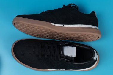 Üst görünümün üstündeki rahat siyah spor ayakkabıları izole edilmiş.