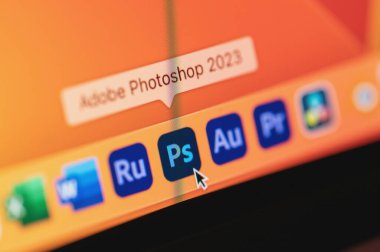 New York, ABD - 7 Nisan 2023: Bilgisayar masaüstü ekranında Adobe photoshop yazılımı aç