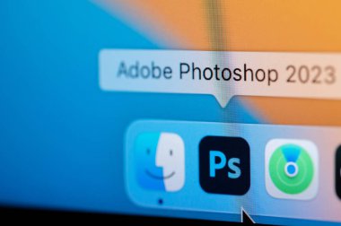 New York, ABD - 12 Nisan 2023: Macbook dock 'ta Adobe Photoshop 2023 uygulamasını aç ve bilgisayar ekranında fotoğrafı düzenle