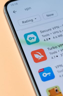New York, ABD - 18 Nisan 2023: Akıllı telefon ekranında google mağazasında android için VPN uygulamaları
