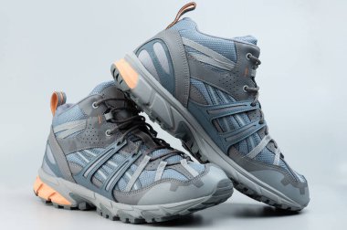 Stüdyo arka planında izole edilmiş gri dayanıklı ayakkabılar. Yürüyüş ekipmanı teması