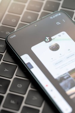 New York, ABD - 25 Nisan 2023: Akıllı telefon ekranındaki Tik tok menü uygulaması klavye arkaplanını kapat
