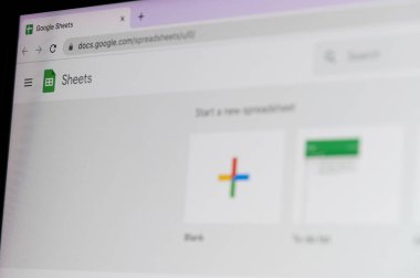 New York, ABD - 27 Nisan 2023: Bilgisayar ekranında Google sayfa servisinde yeni bir hesap tablosu başlat 