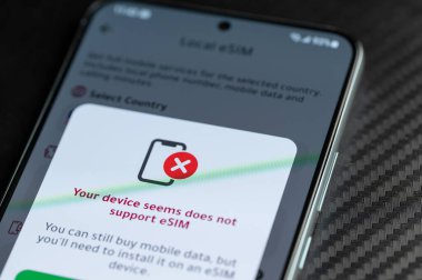 New York, ABD - 26 Nisan 2023: Smartphone ekranda ESIM iletisini desteklemiyor 