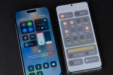 New York, ABD - 11 Aralık 2023: Ana ekranda iPhone ve android ayarları