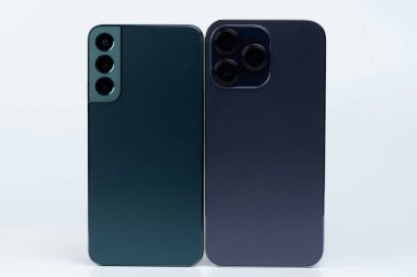 Arka akıllı telefonlar beyaz stüdyo arka planında izole edilmiş üçlü kameralı.