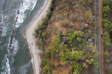 Tropikal sahil manzaralı, yukarıdaki hava aracı.