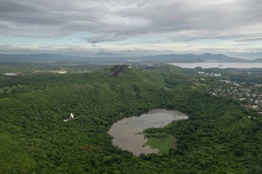 Orta Amerika 'da yeşil volkanik krater Aerialdrone görüntüsü
