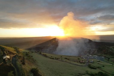 Günbatımı arka planında Masaya Nikaragua volkan kraterinden duman çıkıyor