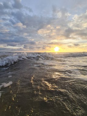 Renkli dramatik gökyüzü arka planında okyanus dalgası 