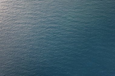 Mavi deniz suyu dokusu dron görüntüsünün üstünde düz