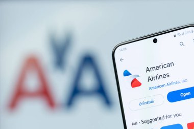 New York, ABD - 20 Ağustos 2023: Google mağazası uygulamasındaki Amerikan havayolları akıllı telefon ekranında bulanık logo arka planına yakın çekim