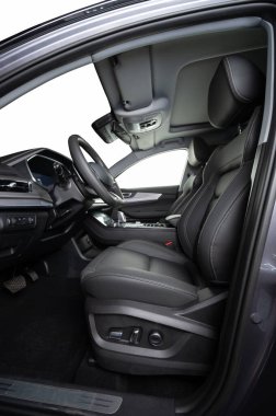 Elektriksel kontrol yan görüşlü, izole camlı deri koltuklar.