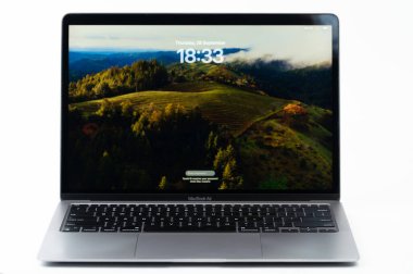 New York, ABD - 28 Eylül 2023: Sonoma OS ile Macbook Air beyaz stüdyo arka planında duruyor