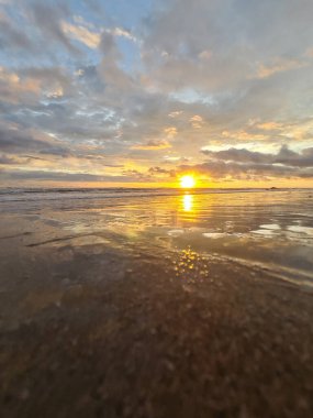 Günbatımının alacakaranlığı renkli arka plan. Dramatik gökyüzü arkaplanı