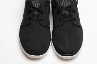 Siyah kumaştan esnek ayakkabılar. Stüdyo arka planında izole edilmiş burun.