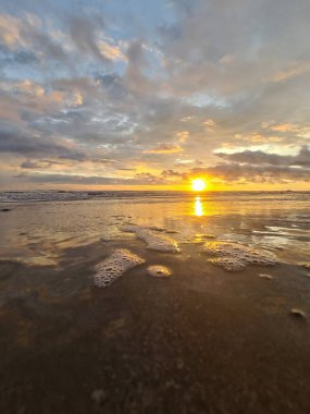 Turuncu renkli dramatik günbatımı arka planı. Tropik plaj teması