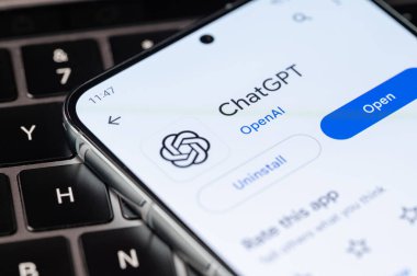 New York, ABD - 31 Temmuz 2023: ChatGpt akıllı telefon ekranında google mağazasında kurulum menüsünü kaldır 