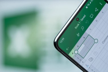 New York, ABD - 20 Ağustos 2023: Akıllı telefon ekranında Microsoft Excel uygulaması üzerinde çalışıyorum.