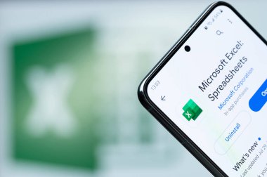 New York, ABD - 20 Ağustos 2023: Microsoft ofisi akıllı telefon ekranındaki Google mağaza uygulamasında başarılı oldu