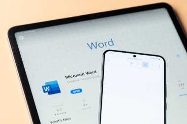 New York, ABD - 24 Ağustos 2023: Microsoft ofis kelime uygulaması iPad ve akıllı telefon ekranını kapatın