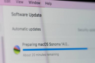 New York, ABD - 28 Eylül 2023: Macbook ekranına MacOS Sonoma 14 yüklemeye hazırlanılıyor