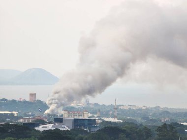 Managua Nikaragua 'da büyük dumanlı hava manzaralı patlama