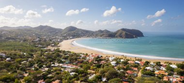 Nikaragua 'daki San Juan Del Sur tatil köyünde güneşli bir sabah hava aracı manzarası var.