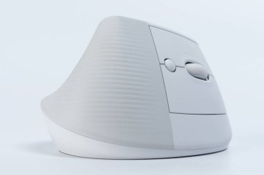 Kablosuz ergonomik bilgisayar faresi stüdyo arka planında izole