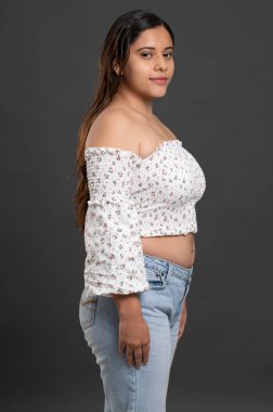 Genç Latin 'in yan görünüşü artı boyut modeli arka planda.