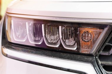 Modern araba makrosu içinde ön lambalar yakın görünüm