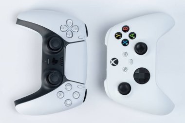 New York, ABD - 28 Aralık 2022: Xbox serisi x ve sony playstation 5 oyun kolu üstte stüdyo arka planında izole edilmiş
