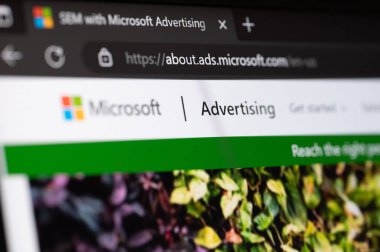 New York, ABD - 23 Ocak 2022: Microsoft Reklamcılık ile SEM bilgisayar ekranının yakın plan görüntüsü