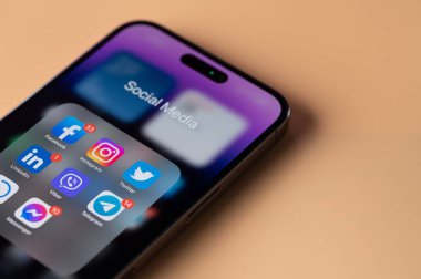 New York, ABD - 28 Ocak 2022: Akıllı telefon ekranında iphone 14 'te sosyal medya uygulamaları hakkında bilgilendirmeler